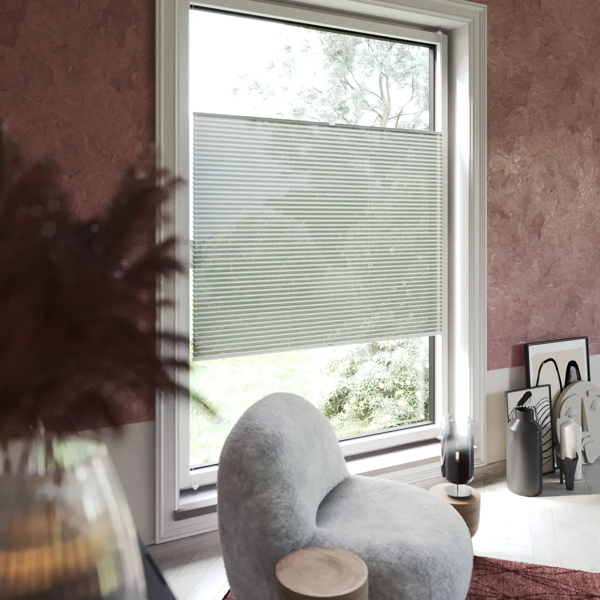 Faltstore-Plissee mit Seitenführung an einem Fenster in einem modern eingerichteten Raum