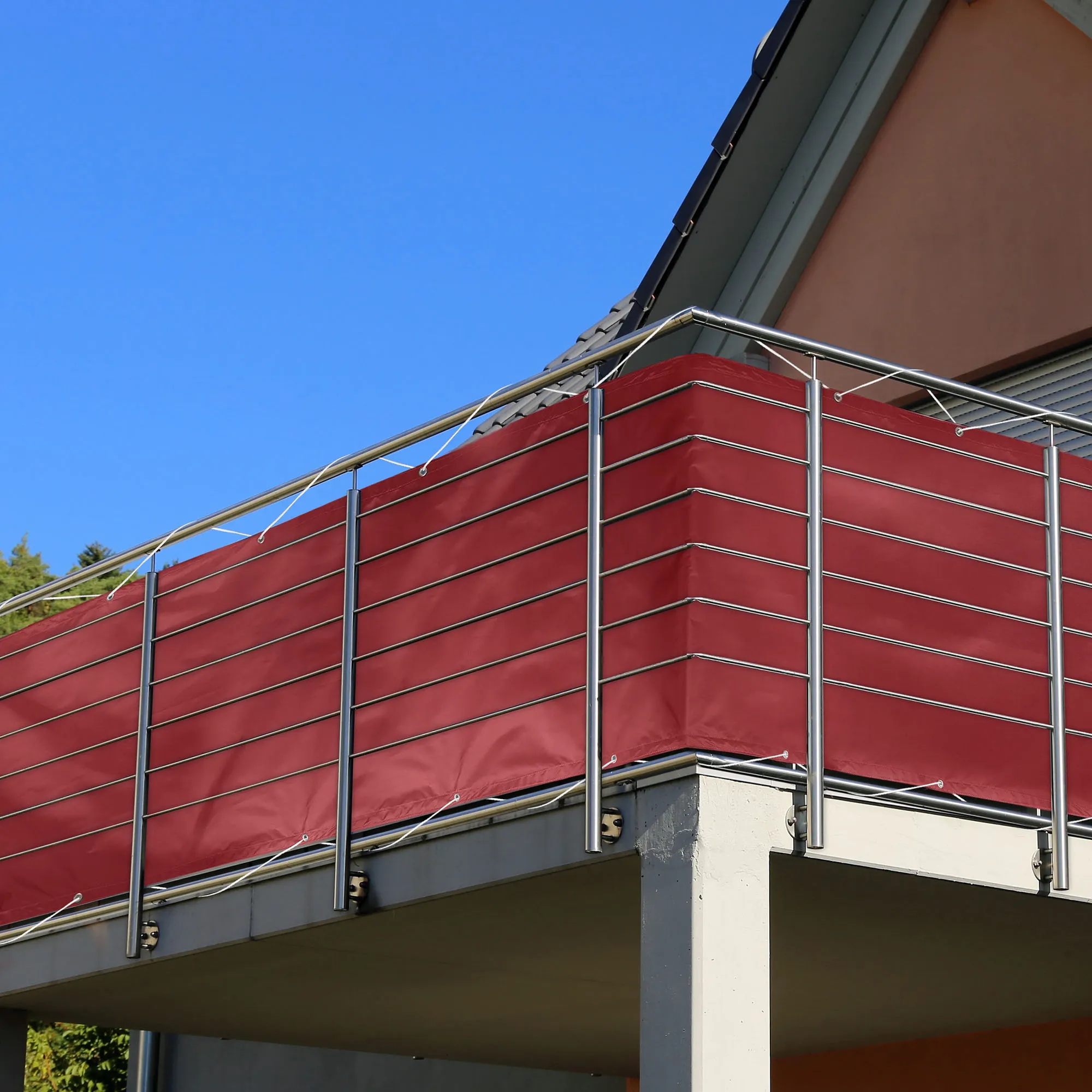 Balcone con rivestimento in poliestere impermeabile e parapetto in metallo