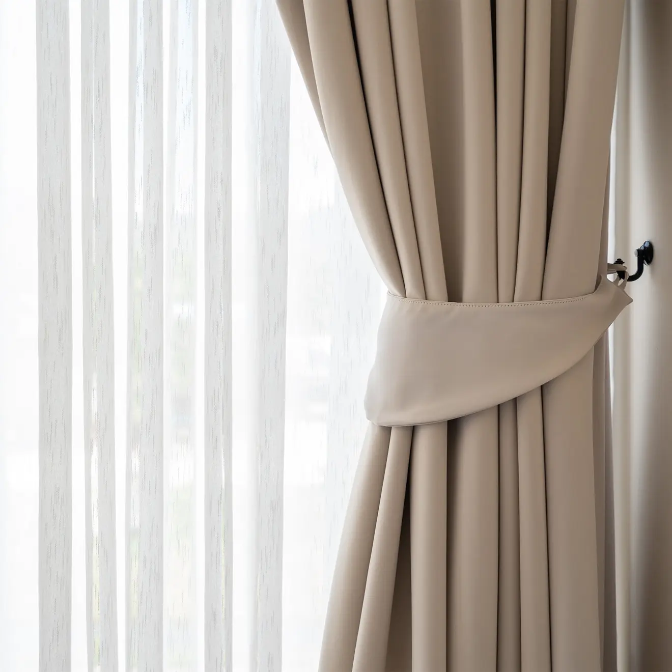 Gardinenstange Set mit Vorhang, seitlich gebunden, vor einem Fenster mit transparentem Stoff