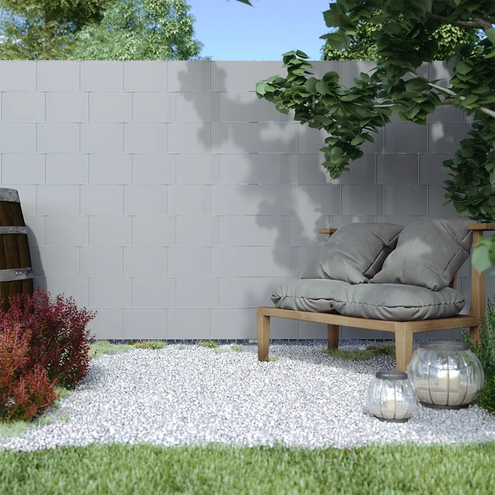 Striscia di protezione in PVC in un giardino con area salotto e piante