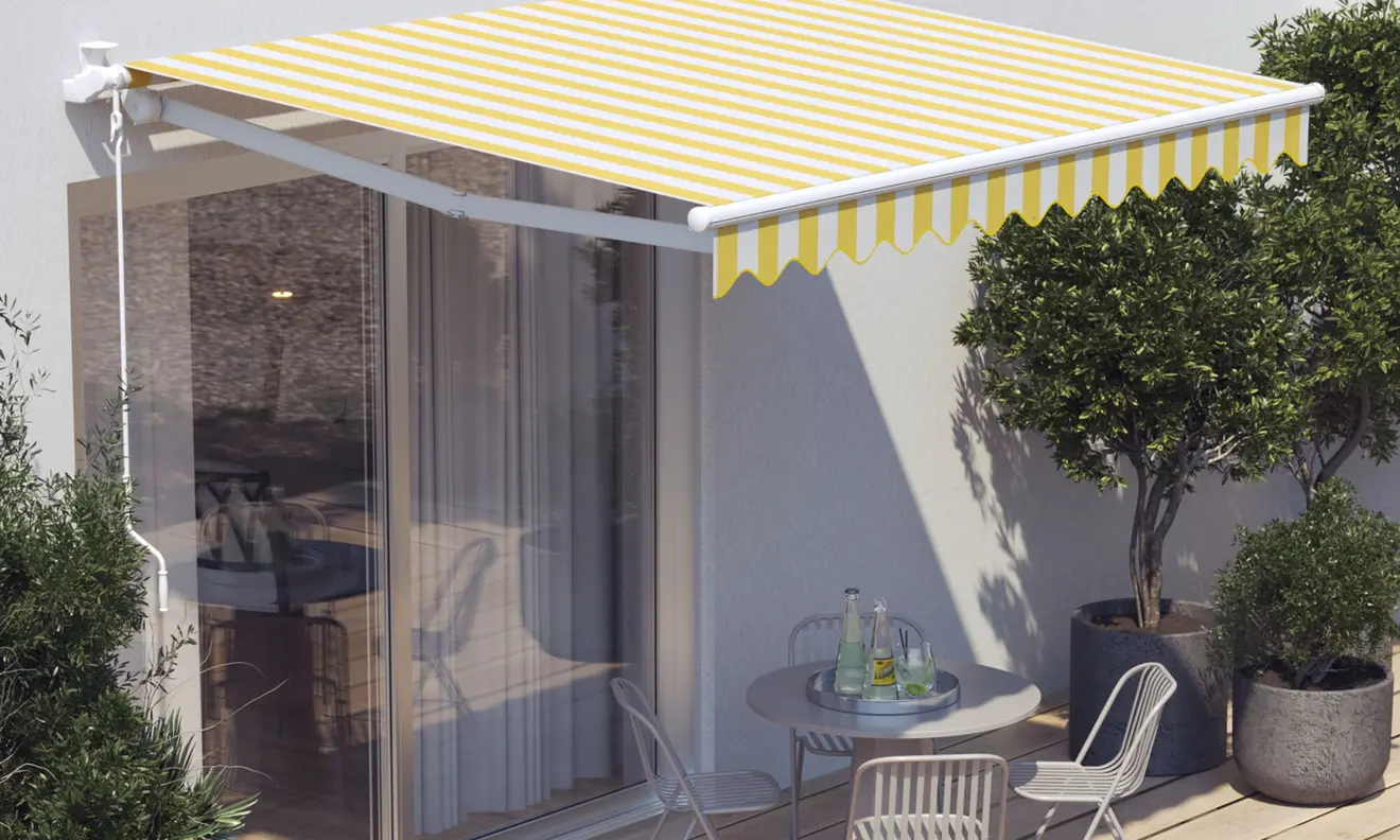 Offene Gelenkarmmarkise über Terrasse mit Tisch und Stühlen, bietet Sonnenschutz