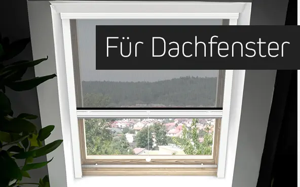 Insektenschutz für Dachfenster, montiert auf einem geöffneten Fenster, Blick nach draußen