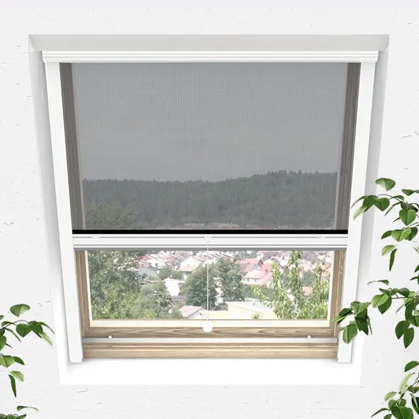 Insektenschutzrollo an einem Dachfenster mit Blick auf eine Landschaft