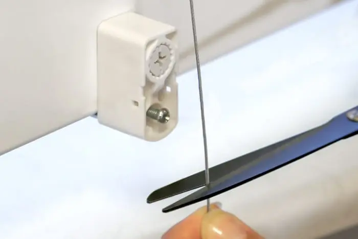 Befestigungs-Set für EasyFix Plissees, Klemmhalter mit Draht und Schere in Nahaufnahme