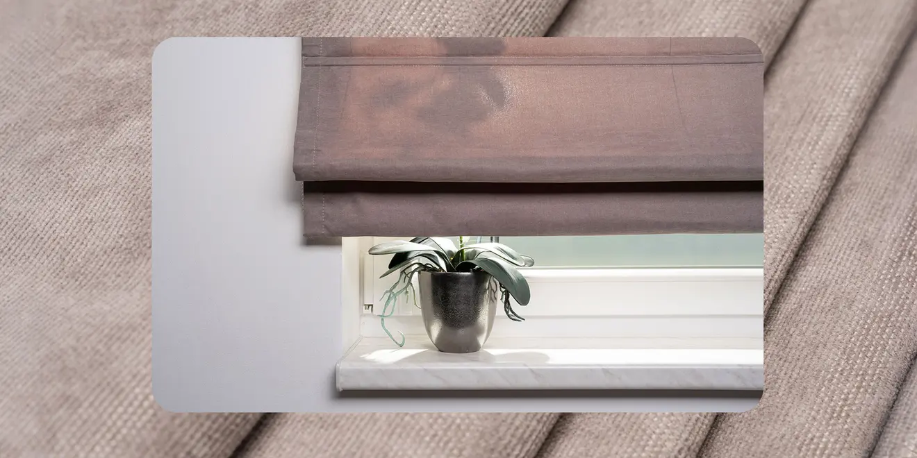 Teilweise hochgezogenes Raffrollo vor Fensterbank mit Pflanze es zeigt die Lichtdurchlässigkeit