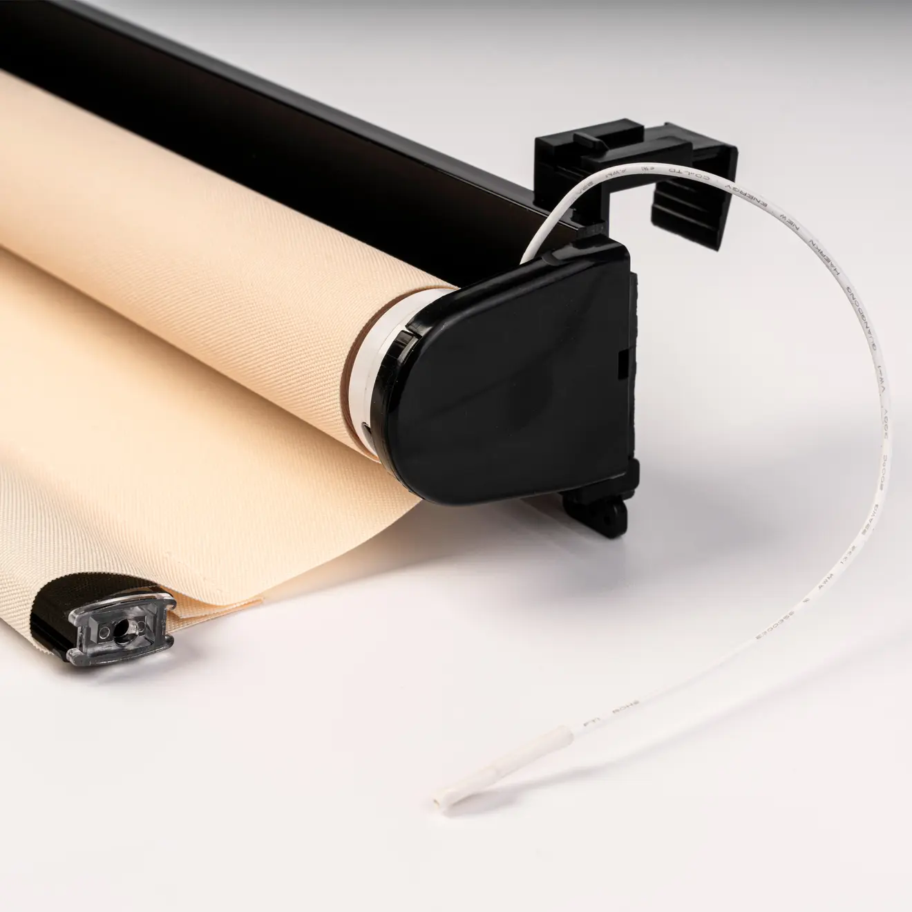 Elektrisches Smart Rollo mit Kabel und Halterung, Detailansicht der Mechanik