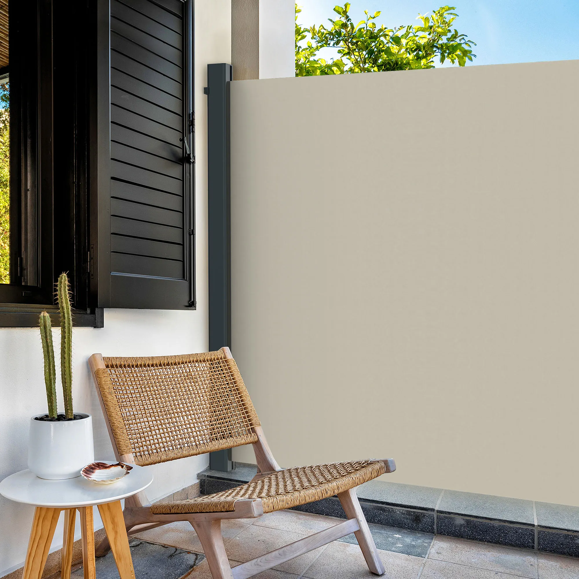 Terrazza con schermo di protezione, sedia e tavolo con un cactus