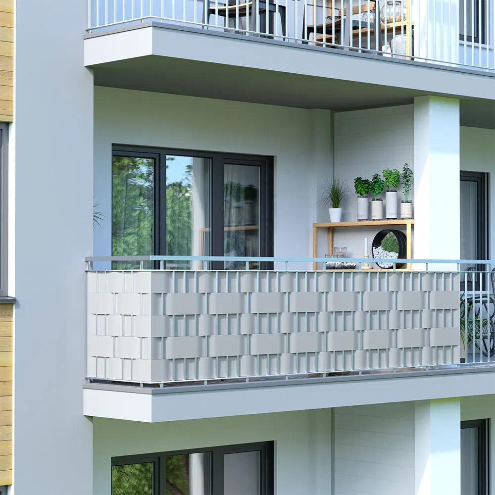 Balcone con parapetto decorativo e piante su uno scaffale sullo sfondo