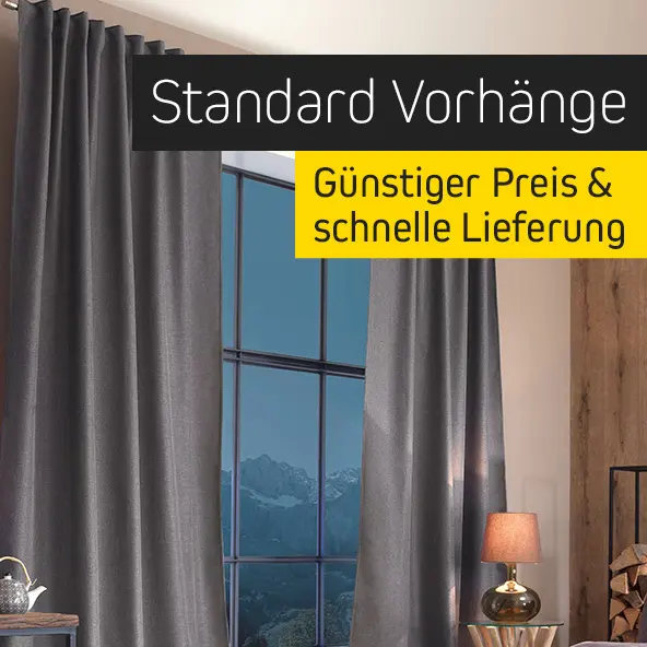 Vorhänge vor einem Fenster mit Lampe und Text über Preis und Lieferung