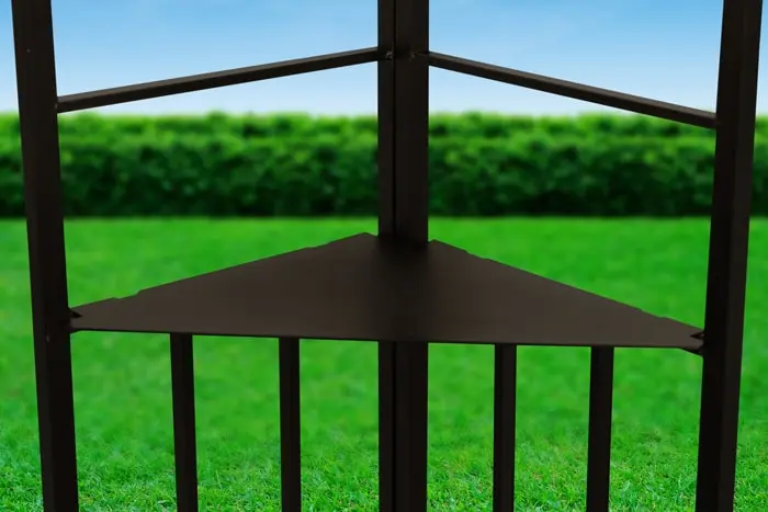 Eckablagefach eines Pavillons mit dreieckiger Form und Metallstreben im Freien