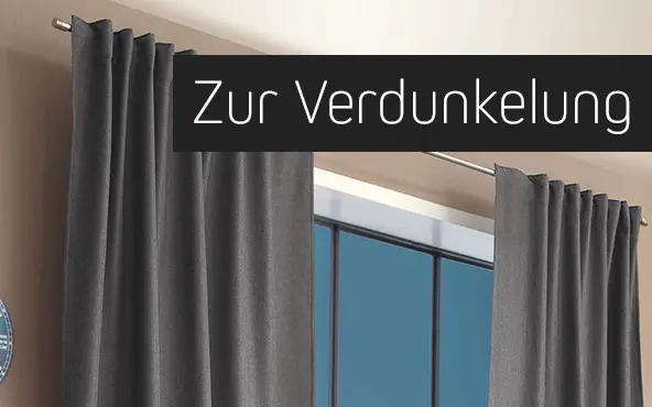 Verdunkelungsvorhänge an einer Gardinenstange vor einem Fenster