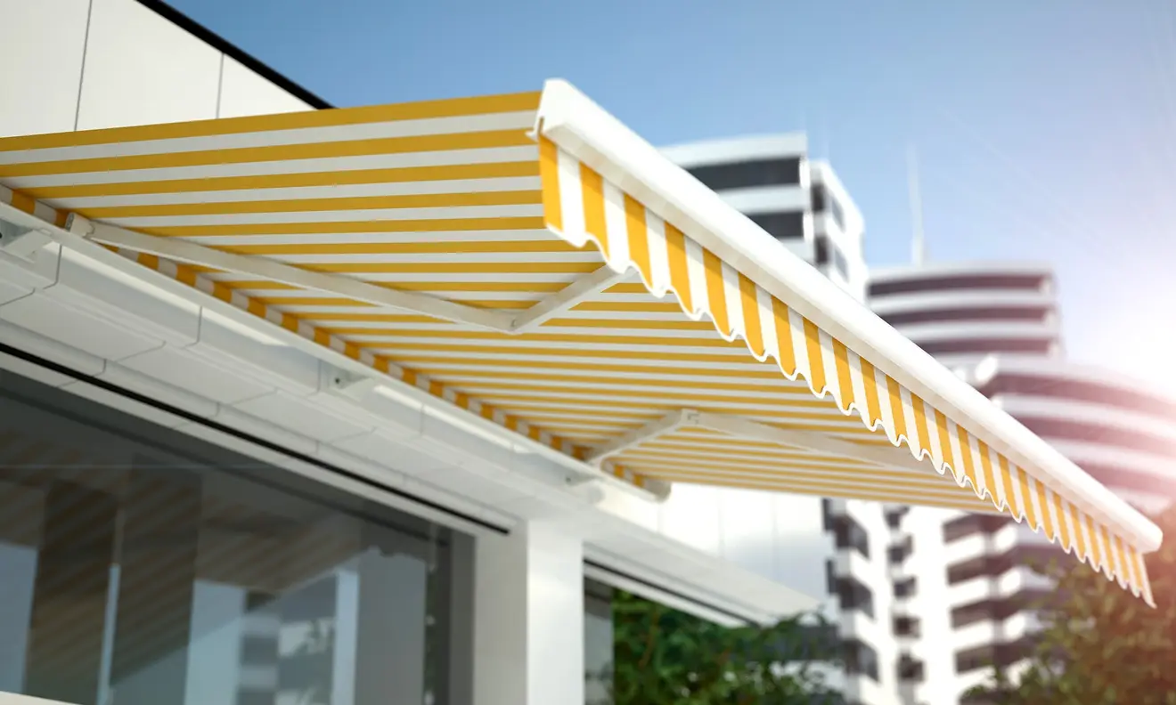 Gelenkarmmarkise Easy an Gebäude montiert, bietet Sonnenschutz durch ausfahrbare Arme