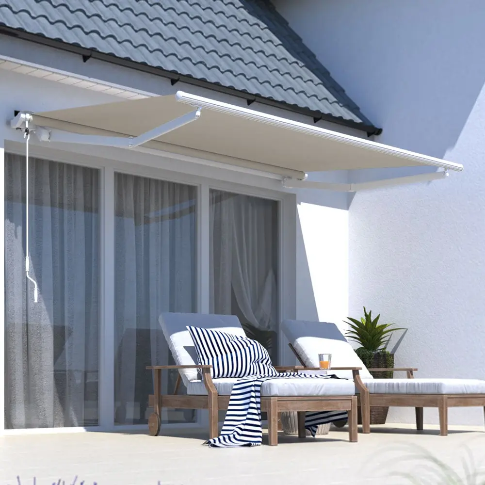 Wand- und Deckenhalterung für Gelenkarmmarkisen an einem Haus montiert