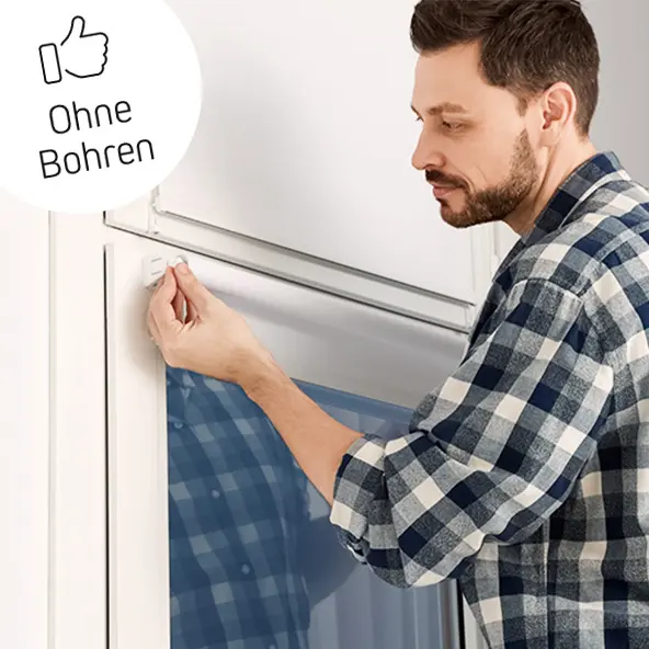 Mann bringt Rollo ohne Bohren an.