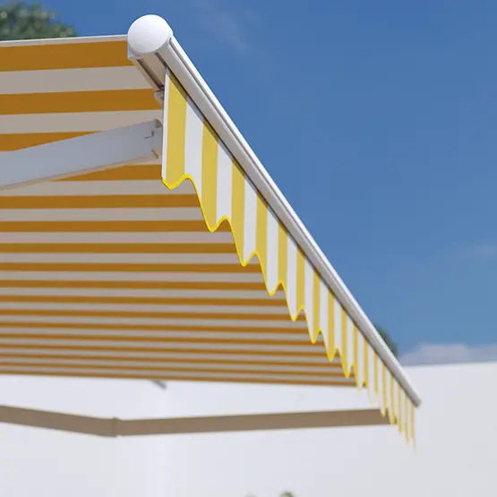 Markise mit Dach über Terrasse, gestreiftes Design, bietet Sonnenschutz