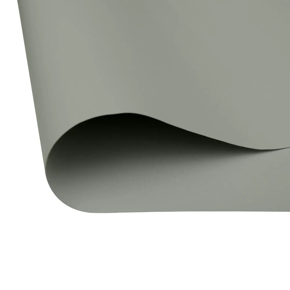 Tenda oscurante con superficie liscia e leggero movimento nel materiale