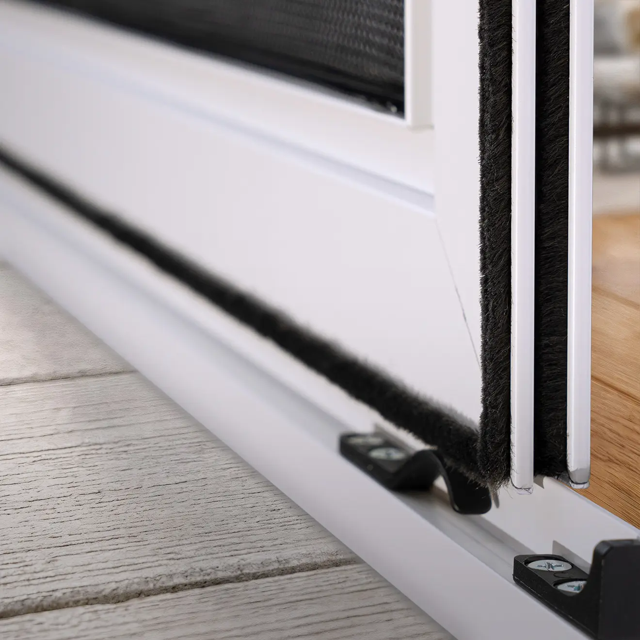 Détail rail inférieur avec joint brosse d’une porte coulissante