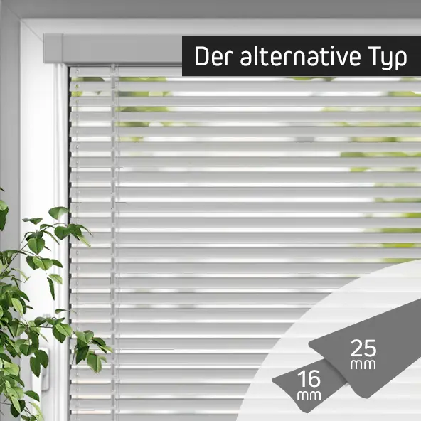 Jalousie mit horizontalen Lamellen, montiert an einem Fenster mit Pflanzen im Hintergrund