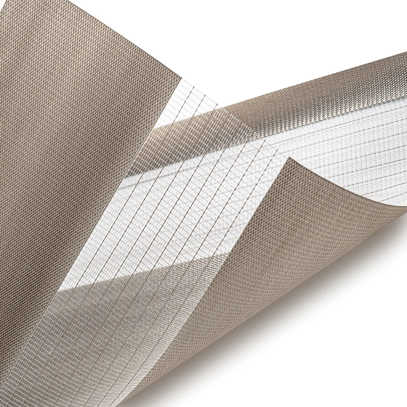 Nahaufnahme eines elektrischen Smart Doppelrollos mit durchscheinenden und blickdichten Streifen