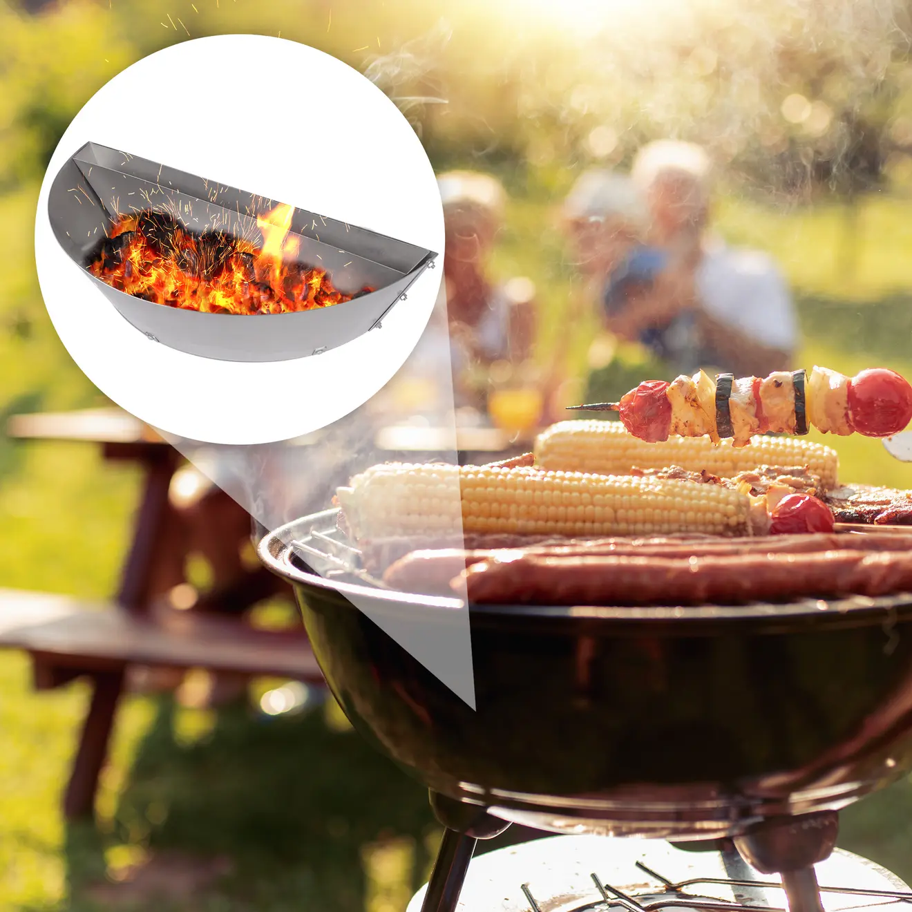 Runder Holzkohlegrill mit Gemüse und Grillspießen im Garten, Nahaufnahme; eingeblendete Edelstahl Brennraumteiler für 57 cm Kugelgrills mit brennender Holzkohle