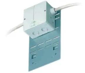 Elektrische Abzweigdose mit Kabelanschluss auf Montageplatte