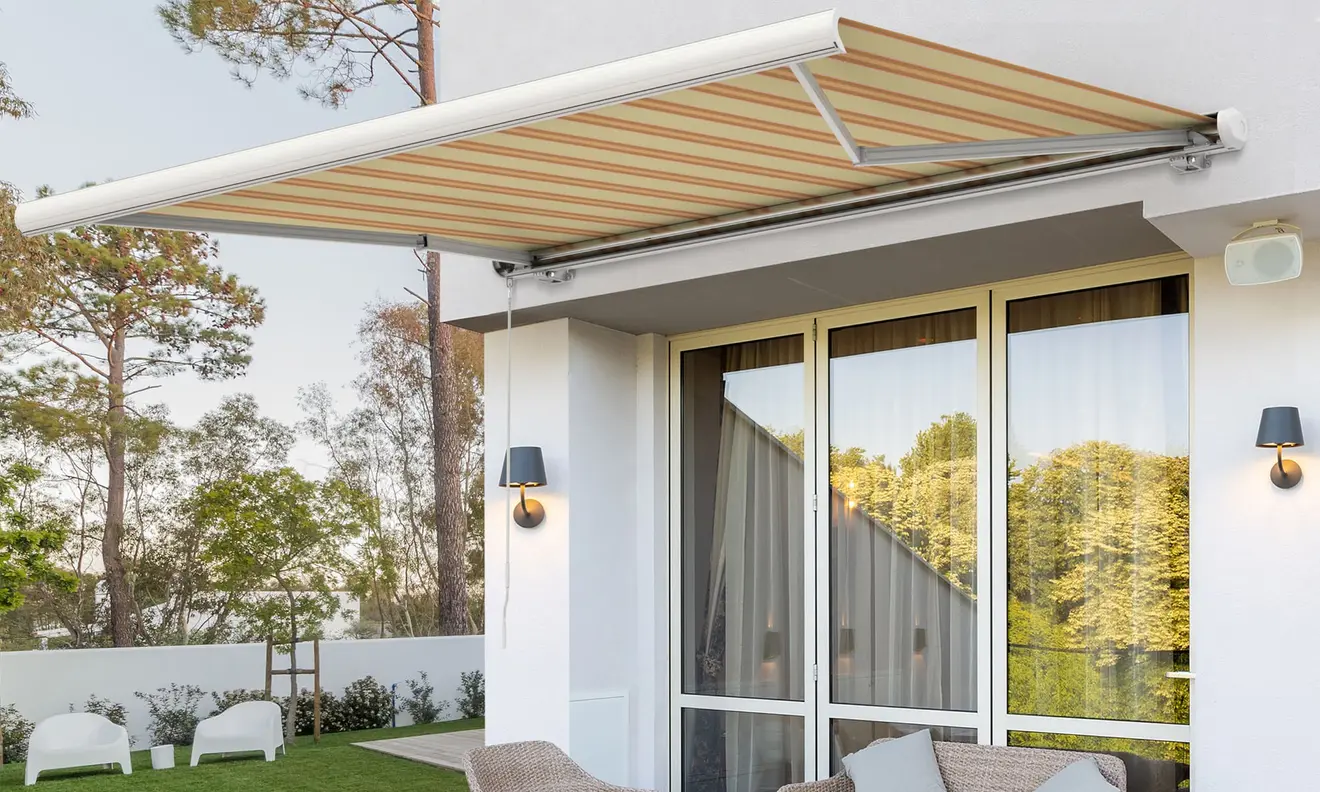 Kassettenmarkise Curve 2000 an einer Hauswand über einer Terrasse montiert