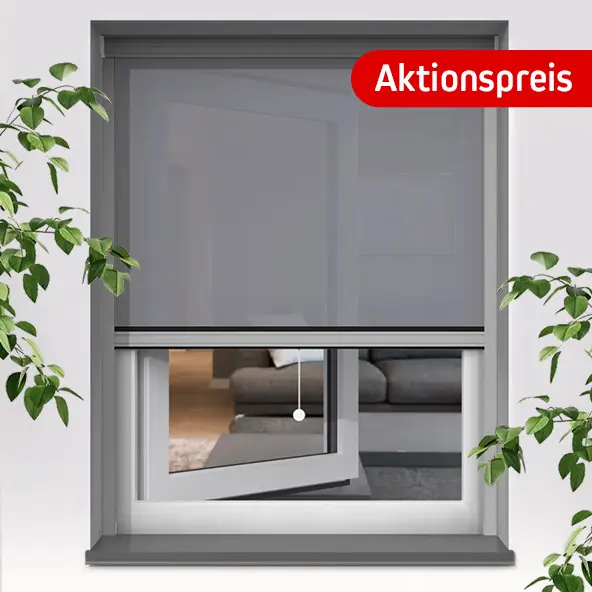 Fenster mit heruntergelassenem Außenrollo, seitlich Pflanzen, Aktionspreis-Label
