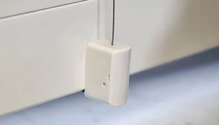 Klemmhalter für EasyFix Plissee an Fensterrahmen befestigt