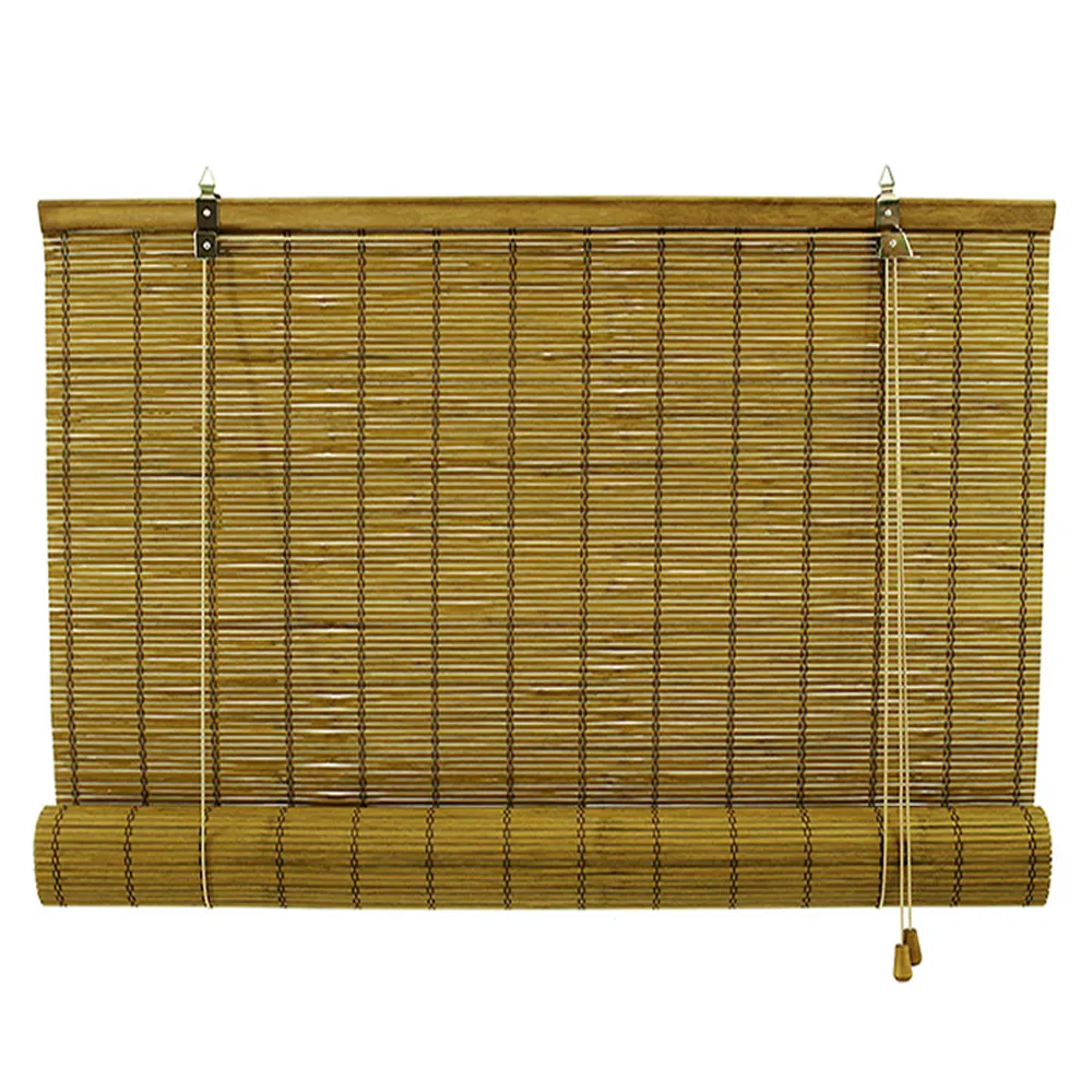 Rullo in bambù con corda per regolare la luce e la privacy, disposto orizzontalmente