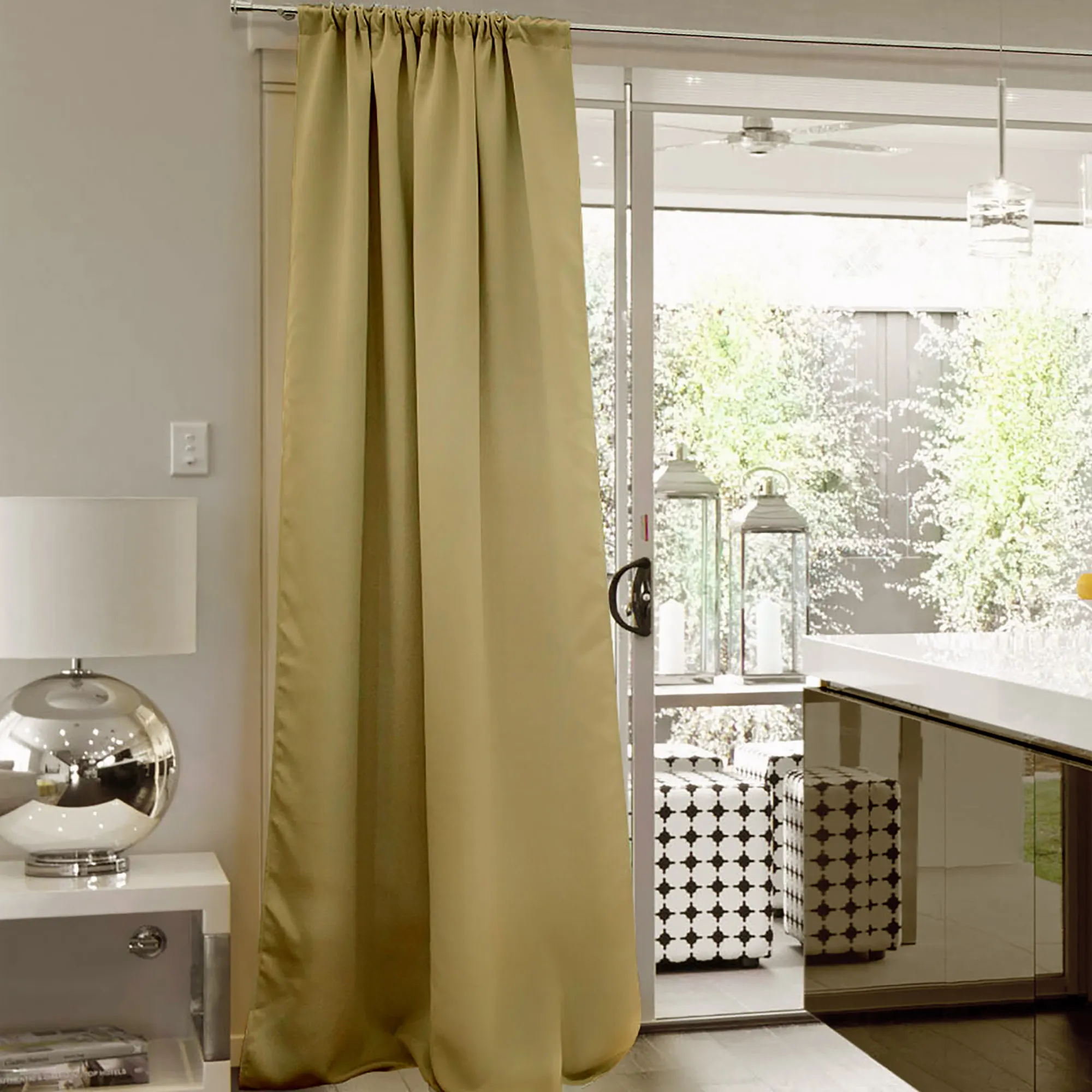 Tenda con arricciatura alla porta del terrazzo in una cucina moderna