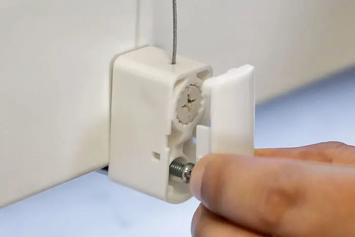 Hand montiert Klemmhalter für EasyFix Plissees an Fensterrahmen