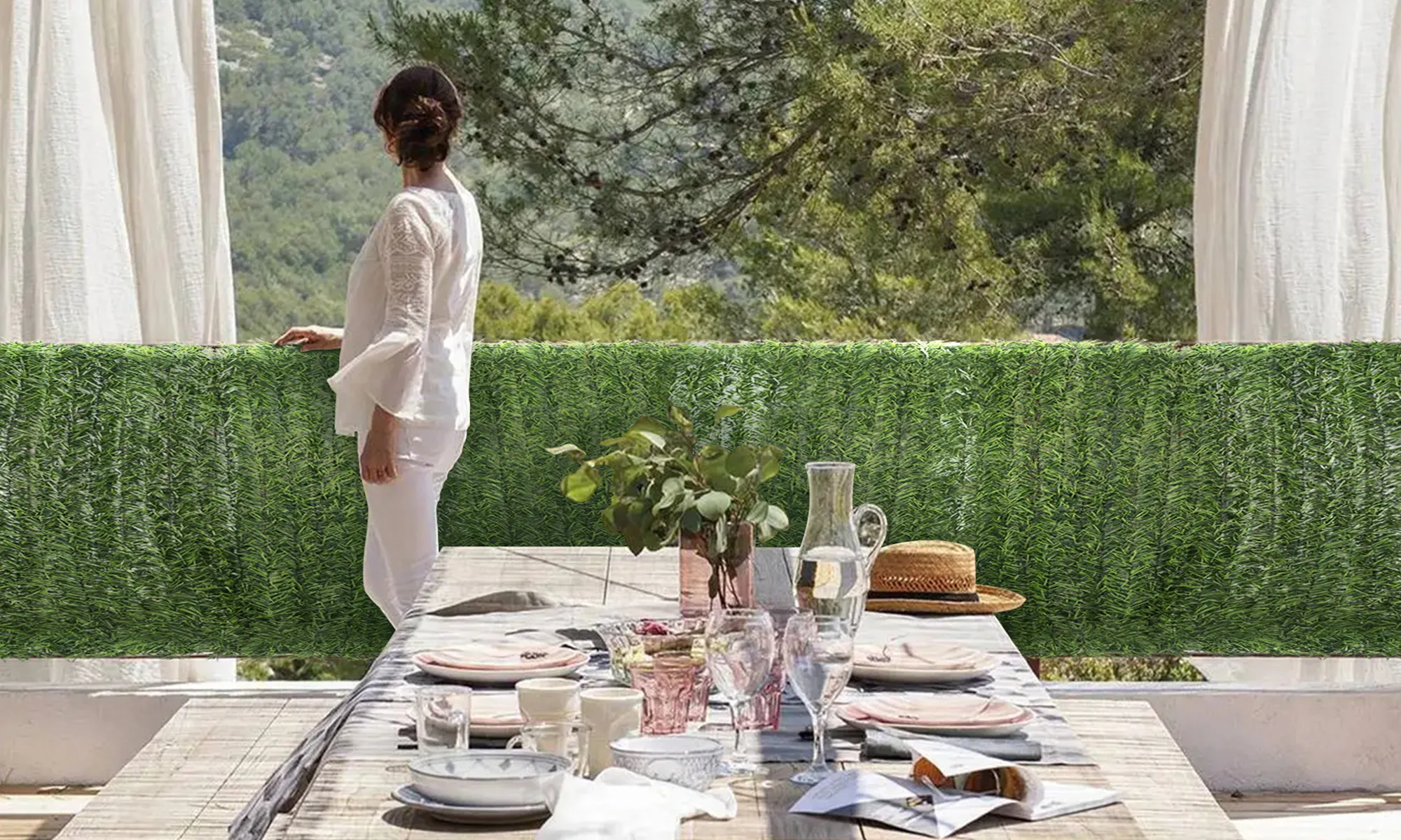 Persona su una terrazza con siepe artificiale come schermo per la privacy sullo sfondo