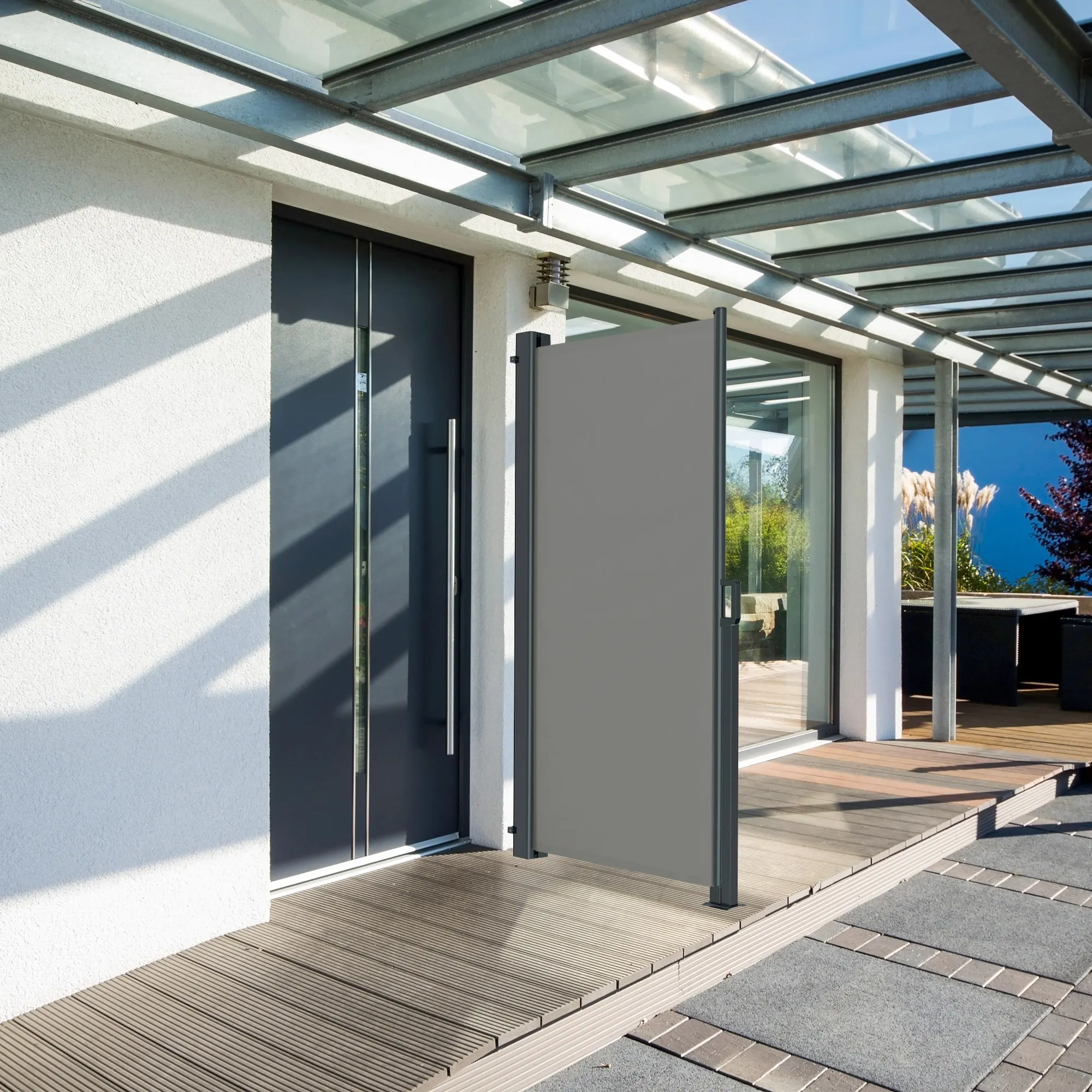 Tenda a caduta su terrazza davanti a porta in vetro, offre protezione della vista e del vento