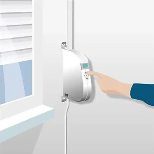 Elektrischer Gurtwickler an der Wand, Bedienung durch eine Hand, neben einem Fenster montiert