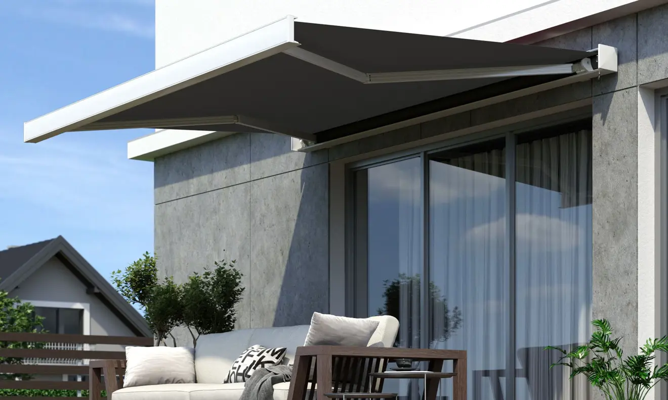 Kassettenmarkise Line an einer Hauswand über einer Terrasse montiert