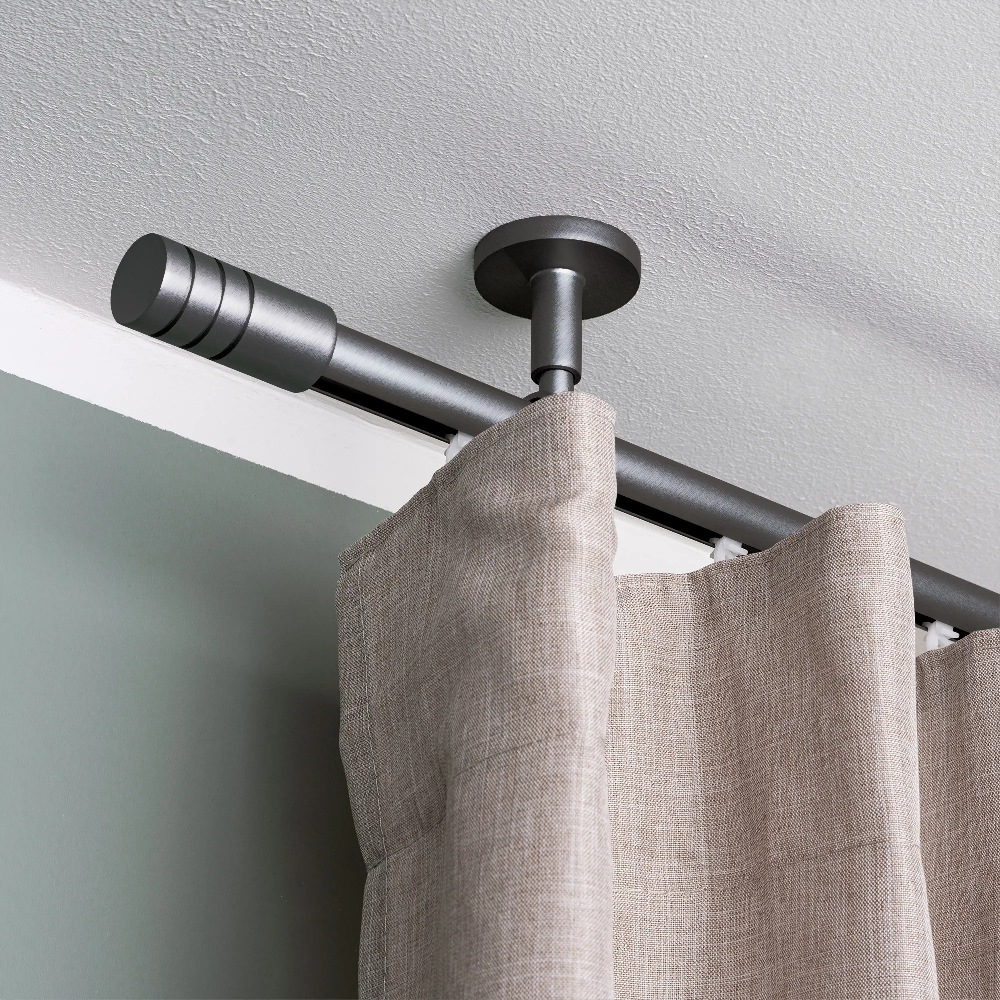 Estremità per asta per tende con struttura a scanalature fissata a supporto da soffitto