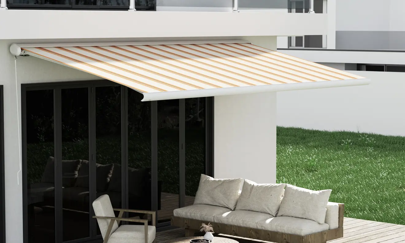 Kassettenmarkise Curve 2000 an Hauswand über Terrasse mit Sitzmöbeln