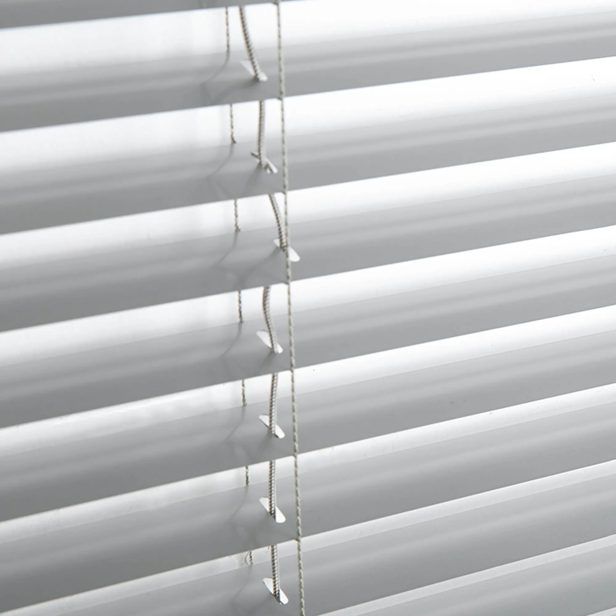 Persiana in alluminio con lamelle orizzontali e corde di trazione per la regolazione della luce e privacy
