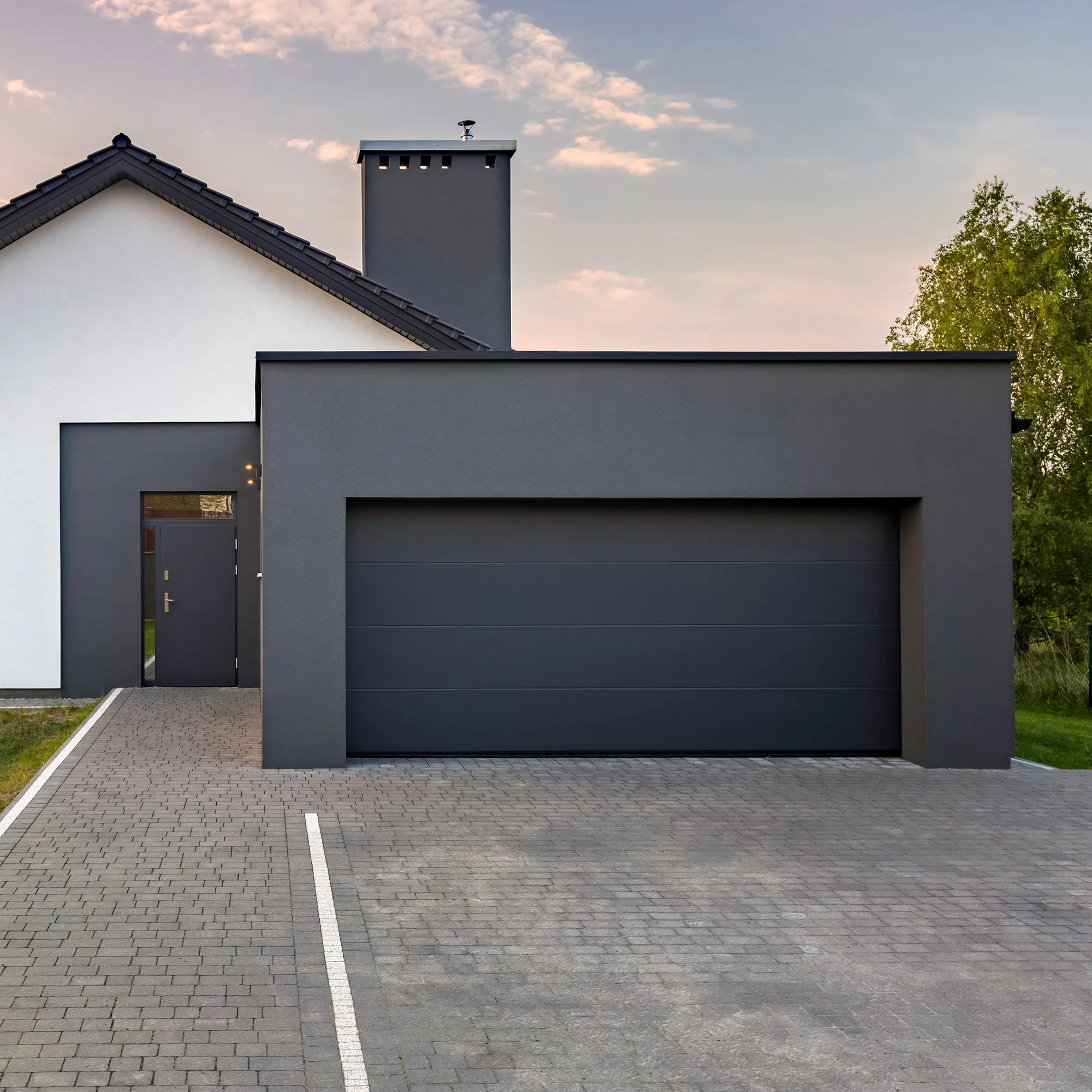 Casa moderna con grande garage e vialetto pavimentato