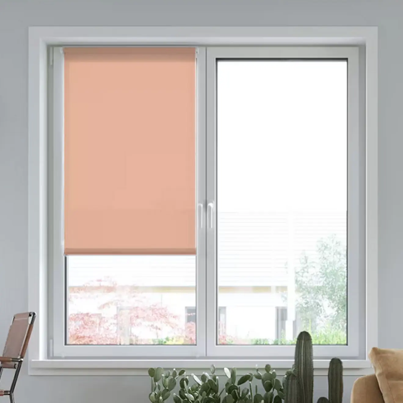 Elektrisches Smart Rollo an einem Fenster, teilweise heruntergelassen, mit Blick nach draußen