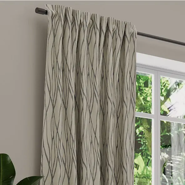 Vorhang an Stange vor Fenster mit Blick ins Grüne, elegantes Design