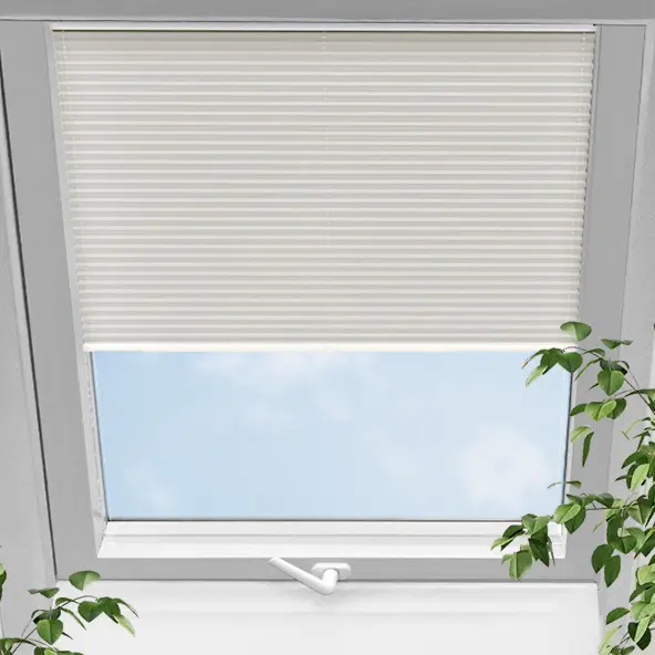 Dachfenster mit halb geöffnetem Plissee-Rollo und Pflanzen im Vordergrund