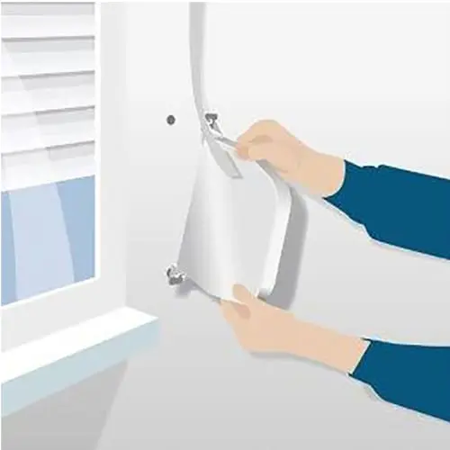 Person installiert elektrischen Gurtwickler eWickler Standard an einem Fenster.