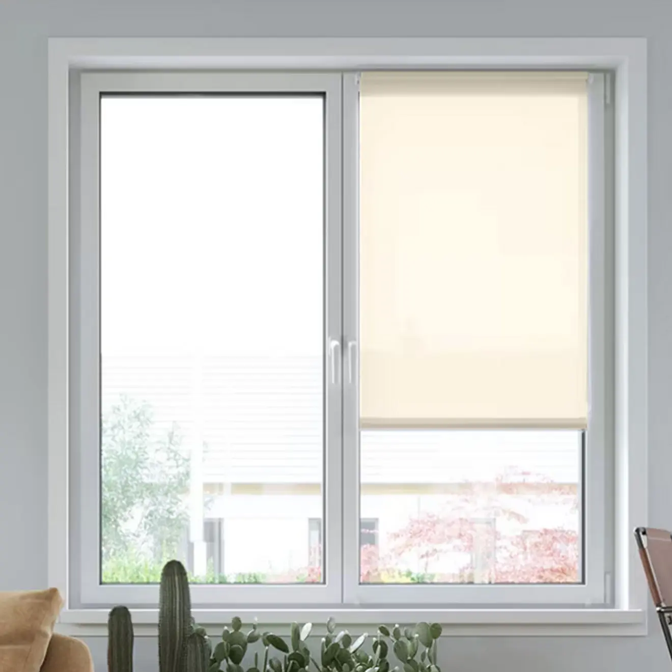 Elektrisches Smart Rollo an einem Fenster, teilweise heruntergelassen, mit Pflanzen im Vordergrund