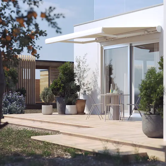 Terrasse mit Markise, Tisch und Stühlen, umgeben von Pflanzen in Töpfen