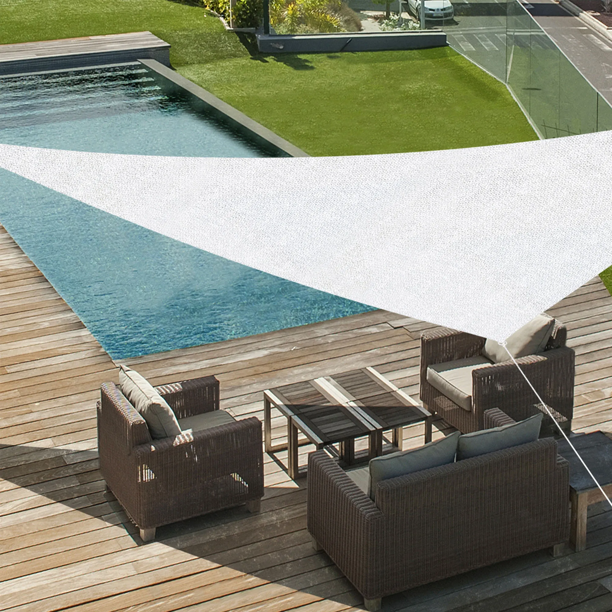 Telo ombreggiante traspirante sopra una terrazza con area salotto e piscina sullo sfondo