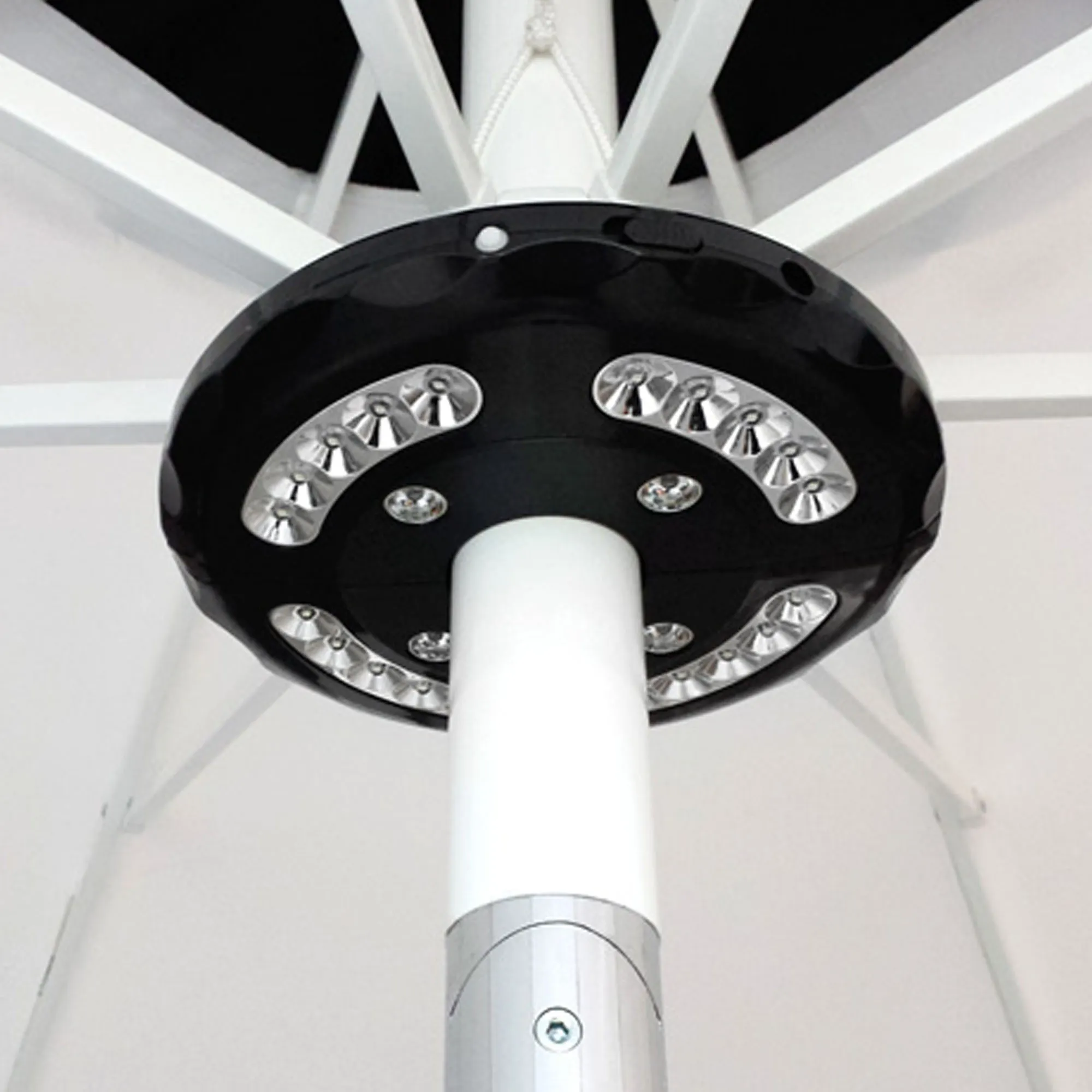 Unità di illuminazione LED fissata a un ombrellone, mostra disposizione rotonda delle luci