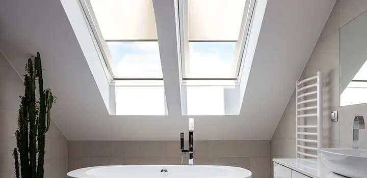Dachfenster in einem Badezimmer mit Badewanne und Handtuchhalter