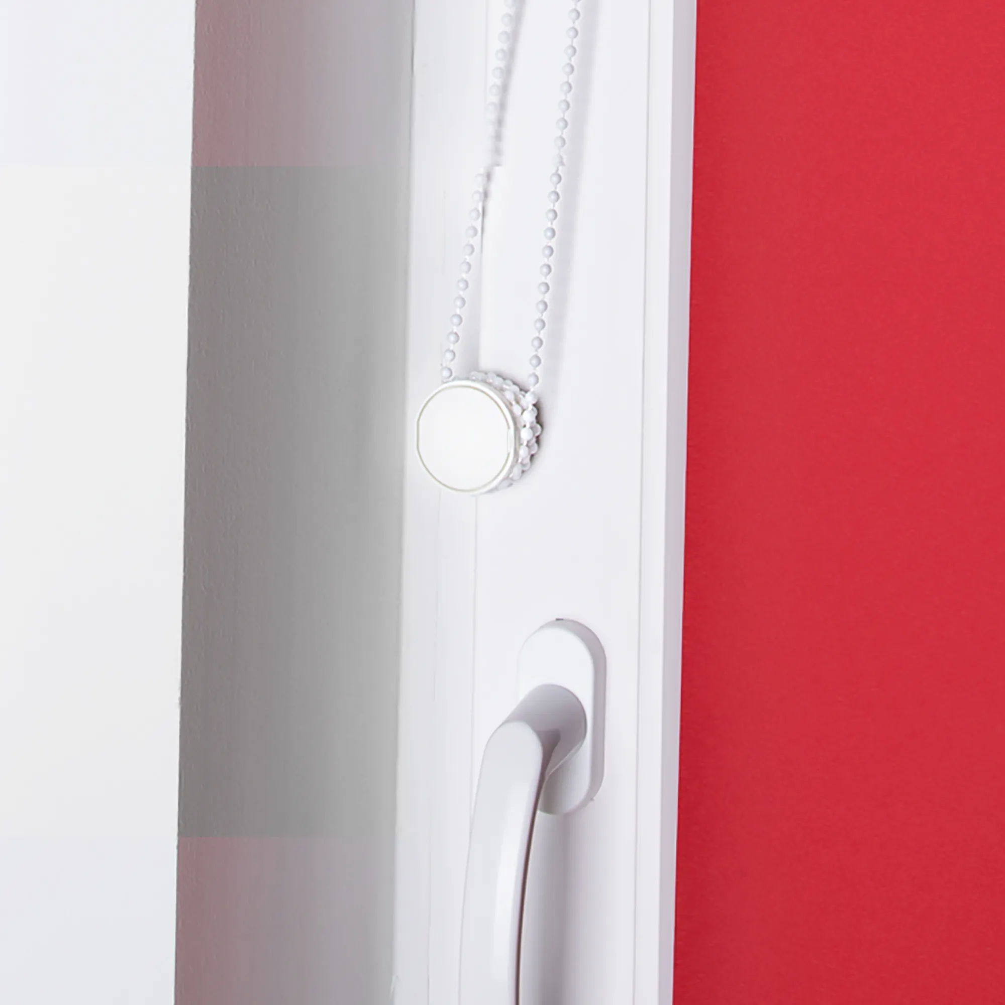 Supporto per catena di tende, fissato al telaio della finestra, mantiene la catena in posizione