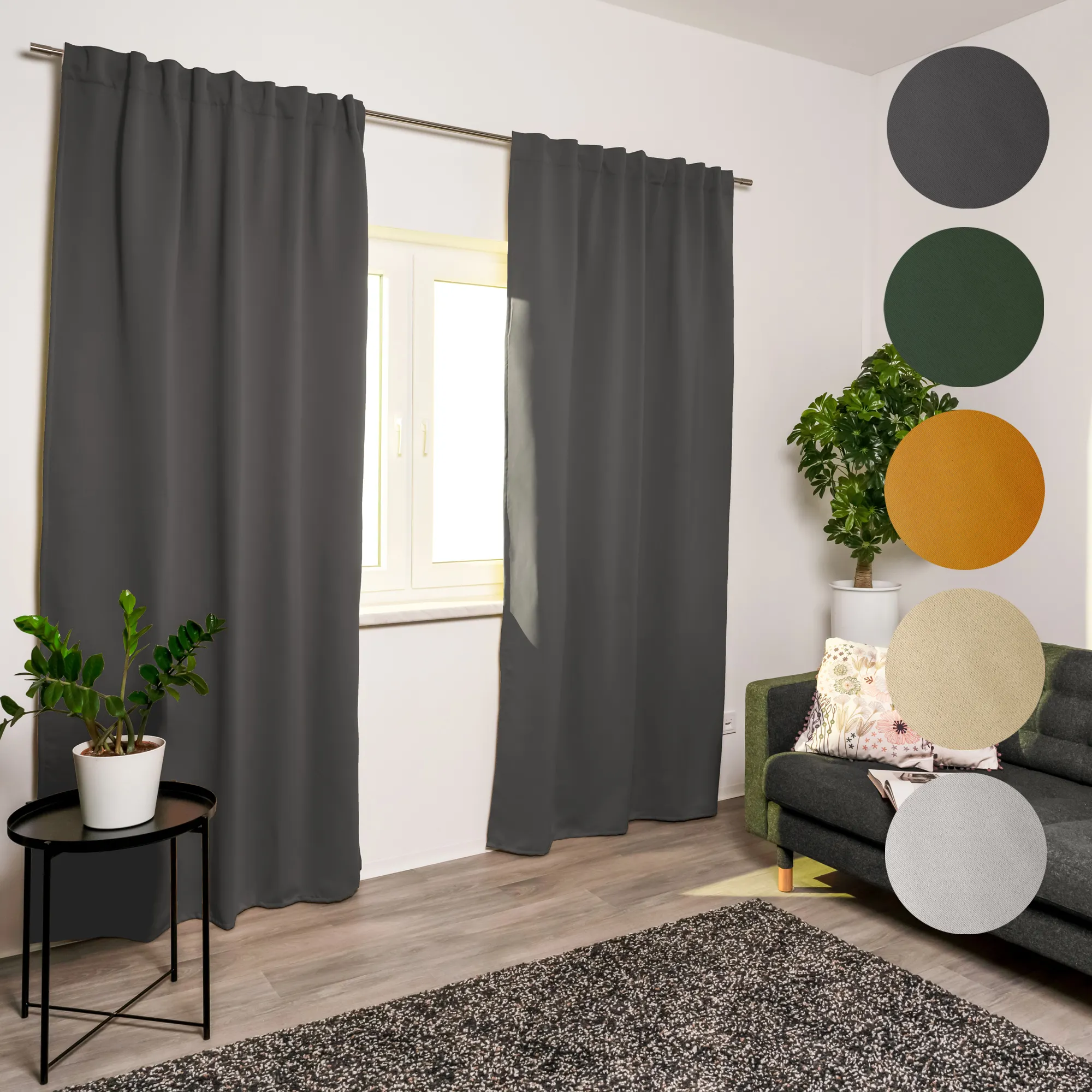 Tenda acustica davanti a una finestra in un ambiente moderno con divano e piante